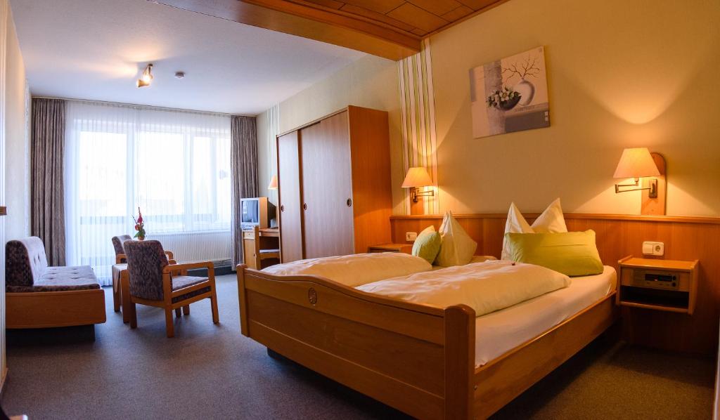 维林根Landhotel Henkenhof Willingen的一间酒店客房,房内配有一张大床