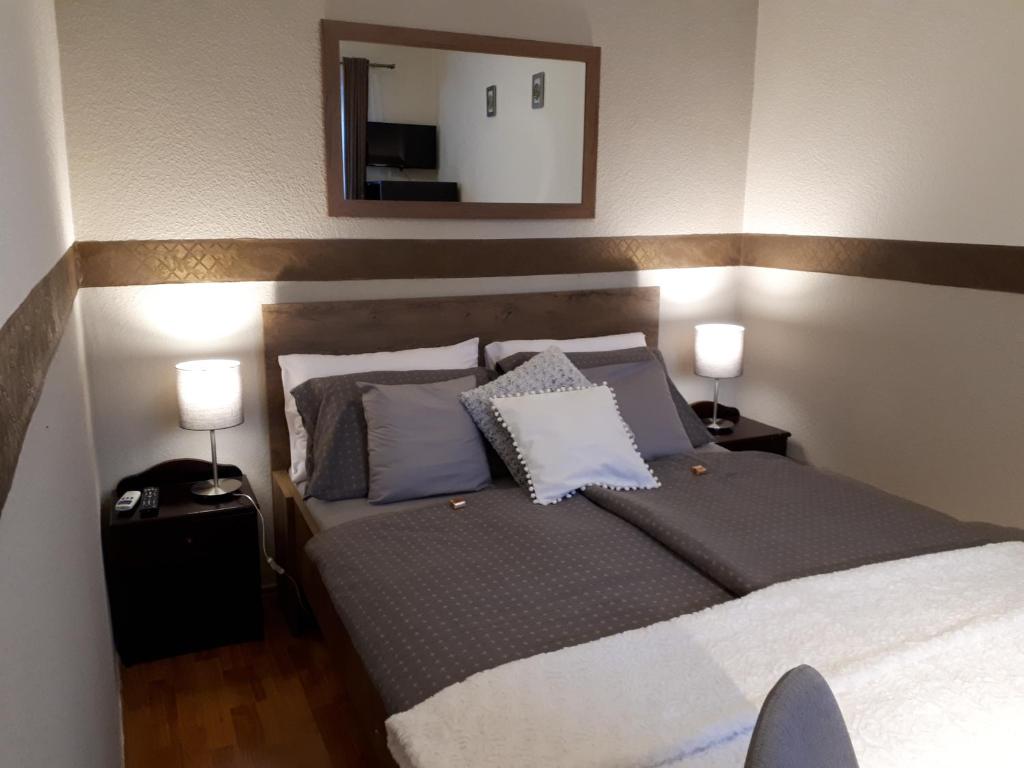 埃格尔普林斯旅馆的一间卧室配有一张大床、枕头和镜子