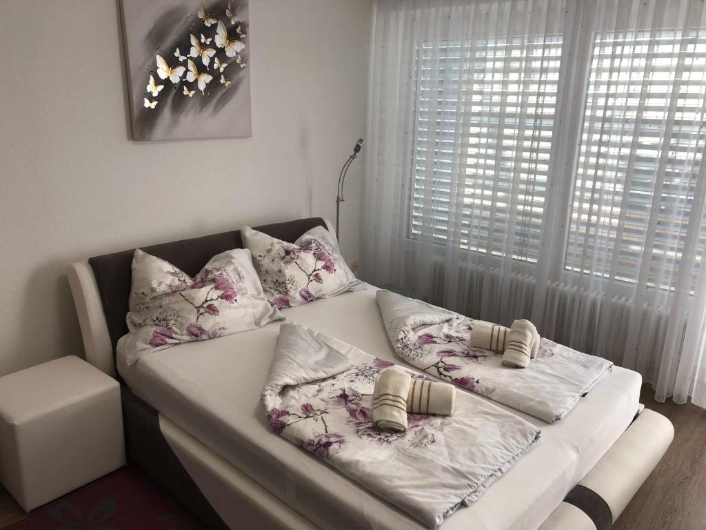 格拉茨Komfortables Appartement/Garconniere in Graz für Urlaub und Geschäftsreisen的客房内的白色沙发上配有枕头