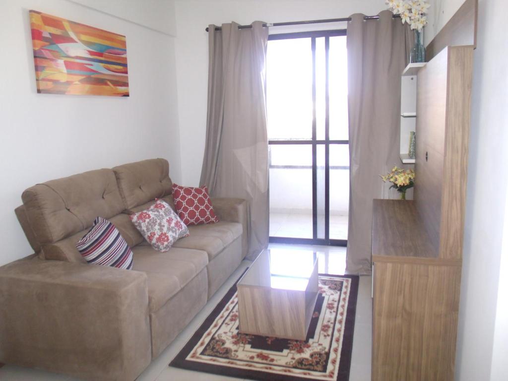 萨尔瓦多Apartamento 3/4 completo em frente ao Aeroporto的客厅配有沙发和桌子