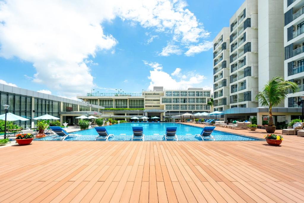 土龙木市Becamex Hotel New City的一座建筑物中央的游泳池