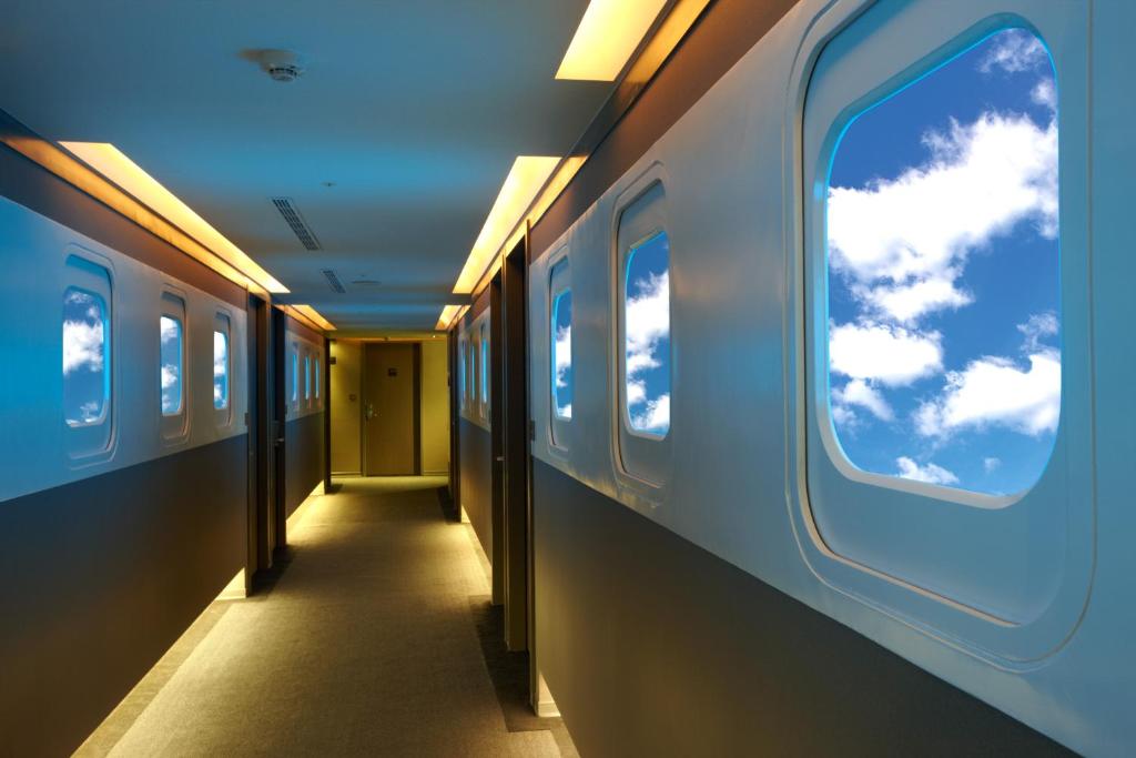 台北西門航棧商旅的一条火车走廊,透过窗户可以看到蓝色的天空