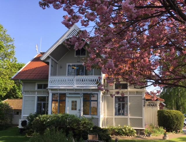 HenånVilla Frideborg的前面有一棵开花的树的白色房子
