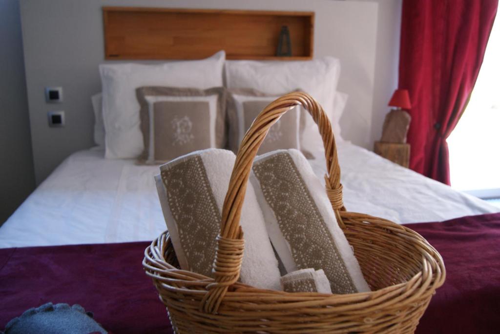 BerlingAppartement Petite Vallée的床上装满毛巾的篮子