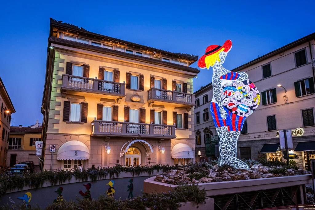 蓬泰代拉阿尔莫尼亚酒店的一座建筑物前的鸡雕像