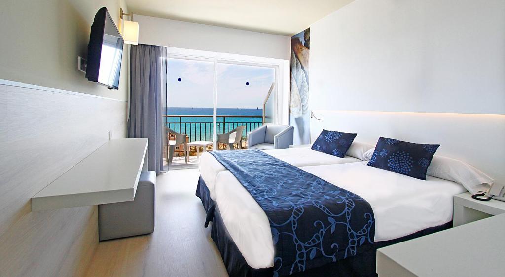 坎帕斯蒂利亚BG Java的酒店客房设有一张床,享有海景。