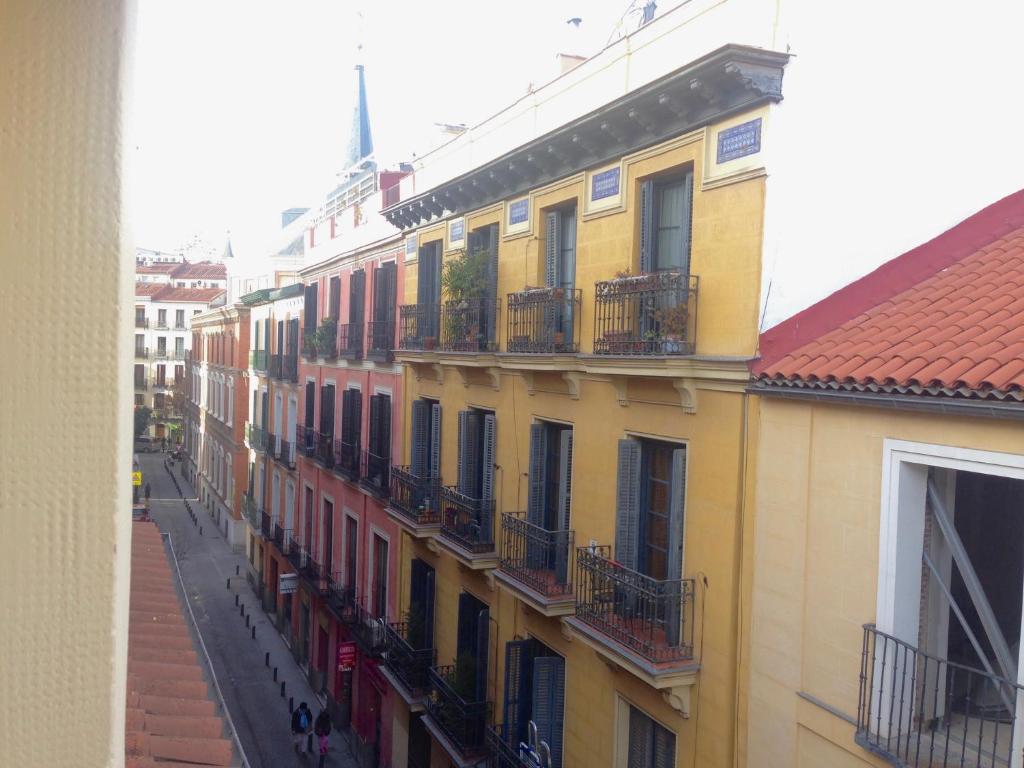 马德里Barco Boutique的街道上一排带阳台的建筑