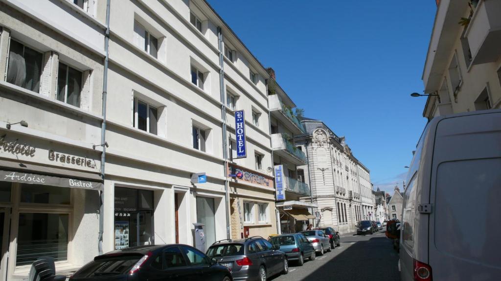 图尔贝特洛酒店的一条城市街道,汽车停在建筑前