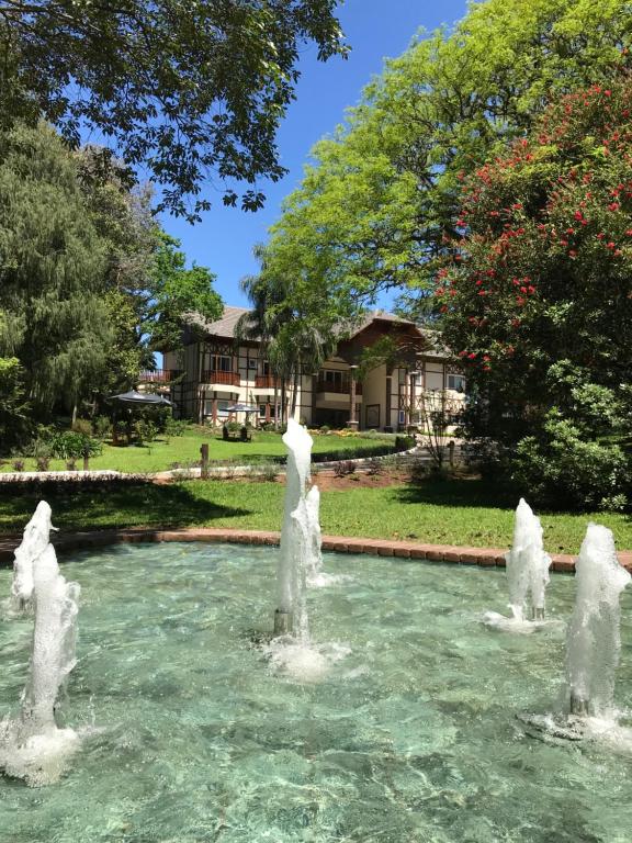 新彼得罗波利斯Hotel Jardins da Colina的水中的喷泉