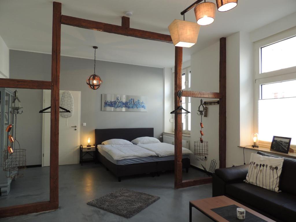 盖尔森基兴Zentrales Apartment in Gelsenkirchen的一间卧室配有一张床,客厅配有沙发