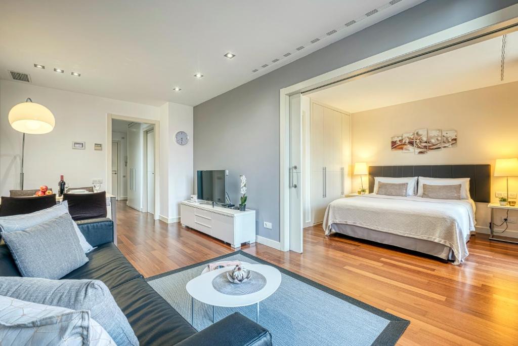巴塞罗那Paseo de Gracia Bas Apartments by Aspasios的一间卧室设有一张床和一间客厅。