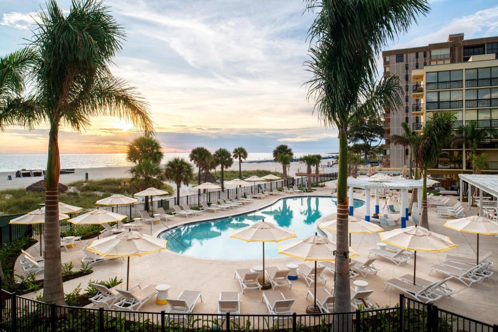 圣徒皮特海滩西拉塔海滩度假酒店的一张带遮阳伞和海滩的游泳池的图片