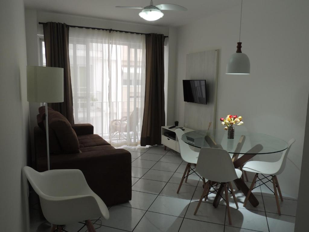 巴拉奈里奥-坎布里乌Apartamento Confortavel em Balneário Camboriu的客厅配有沙发和桌椅