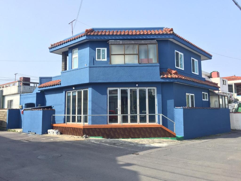 济州市Jeju Guesthouse的一条街道边的蓝色房子