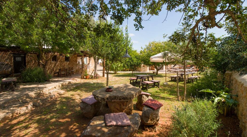 圣塔艾格尼丝科罗纳勘帕尔迪乡间酒店 - 仅供成人入住的花园设有桌子、长椅和树木