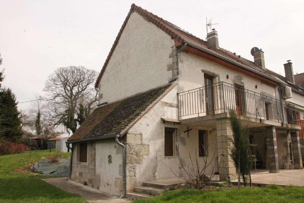 布里阿尔La maison de Maxou的一座带阳台的旧房子
