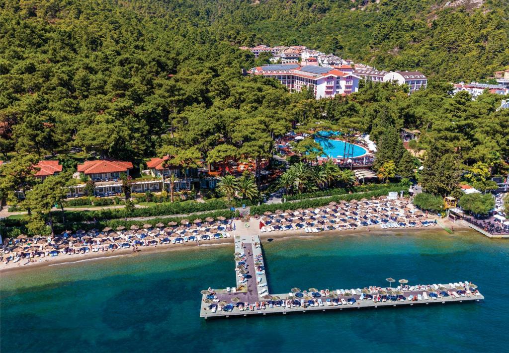 马尔马里斯Grand Yazici Club Turban Termal的享有水上码头的度假村空中景致