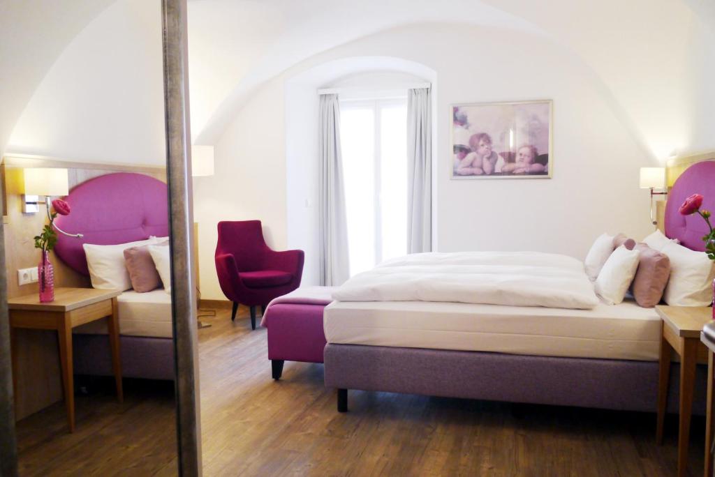 魏登Das Brunners的一间卧室配有一张床、一张沙发和一把椅子