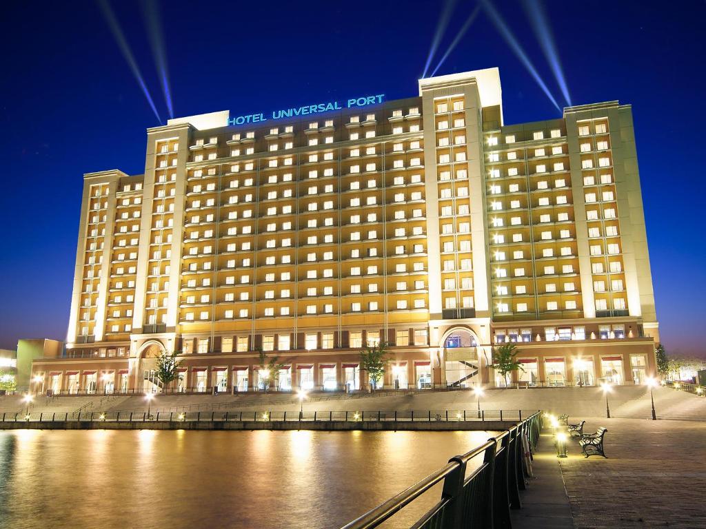 大阪环球港酒店的一座大型酒店建筑,前面有一条河流