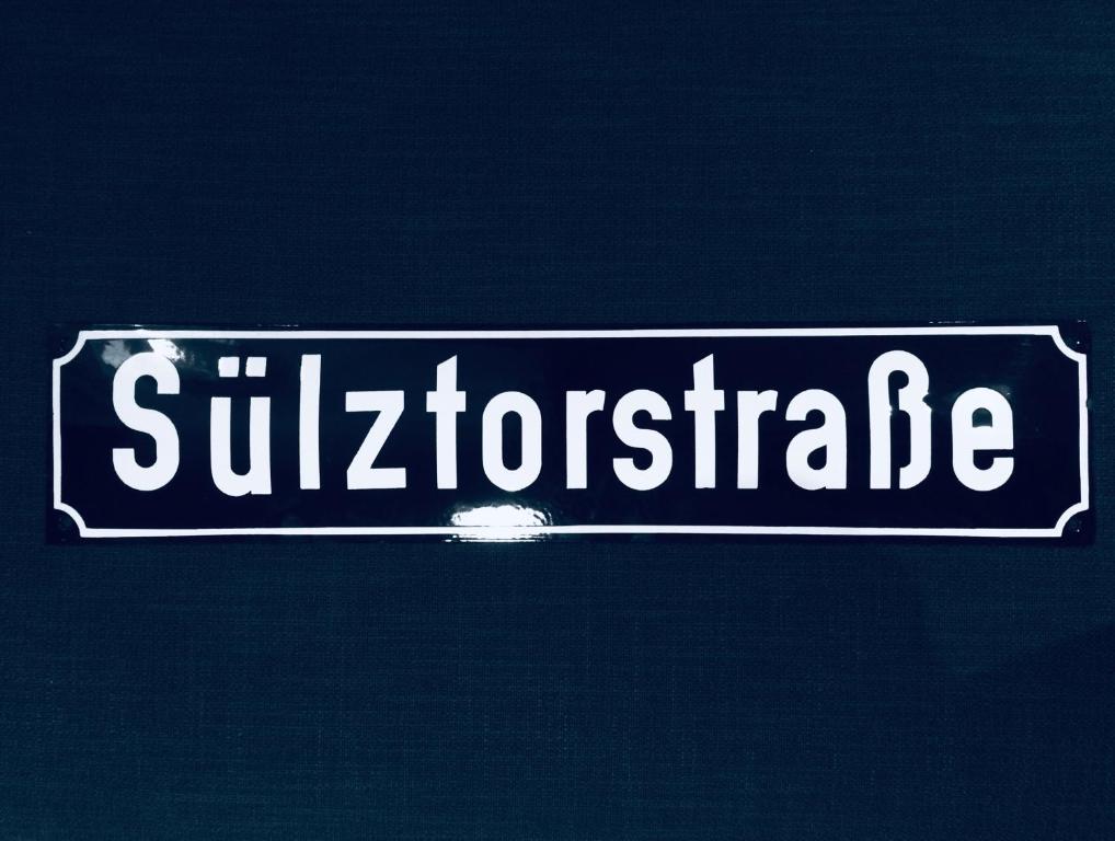 吕讷堡Zum Sülztor的上面写着 ⁇ 音的街道标志