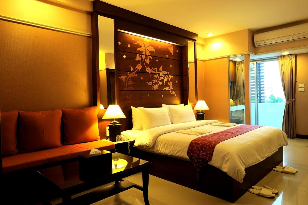 莱卡邦Mariya Boutique Hotel At Suvarnabhumi Airport的酒店客房,配有床和沙发