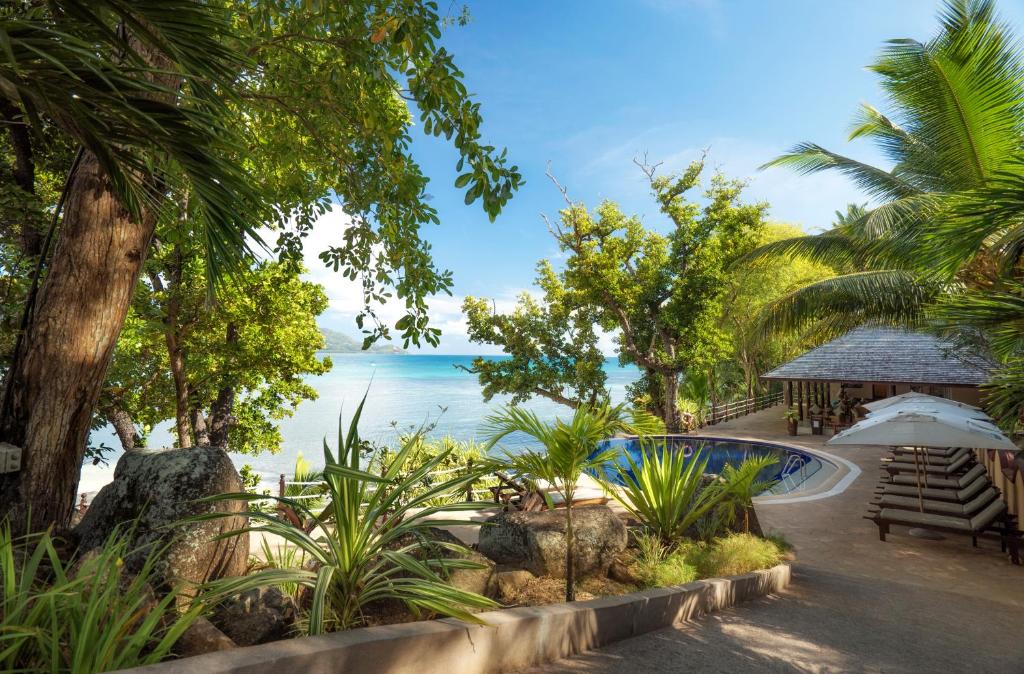 塞尔夫岛Cerf Island Resort的一个带游泳池和海洋的度假胜地
