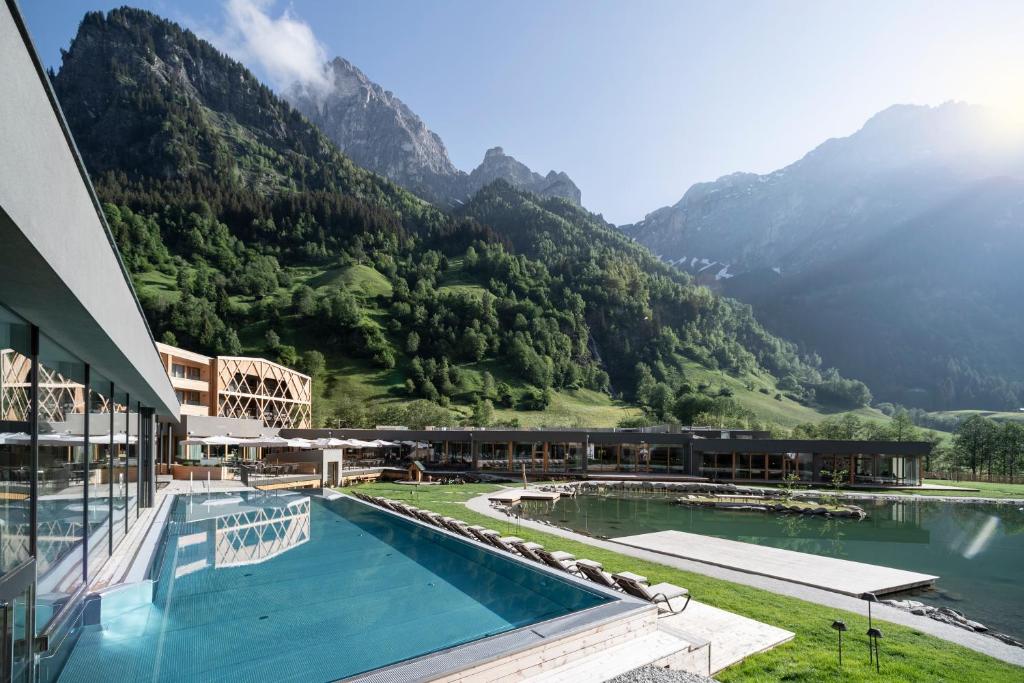 科莱伊萨尔科Feuerstein Nature Family Resort的山前带游泳池的度假胜地