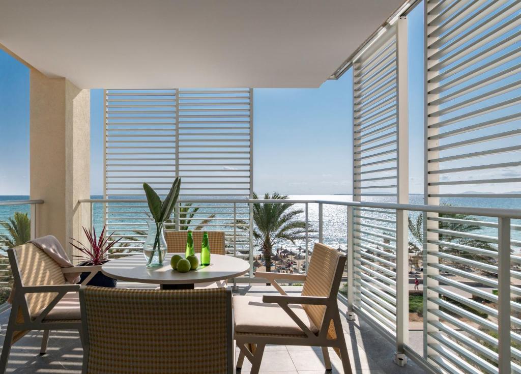 帕尔马海滩Pure Salt Residences的阳台配有桌椅,享有海景。