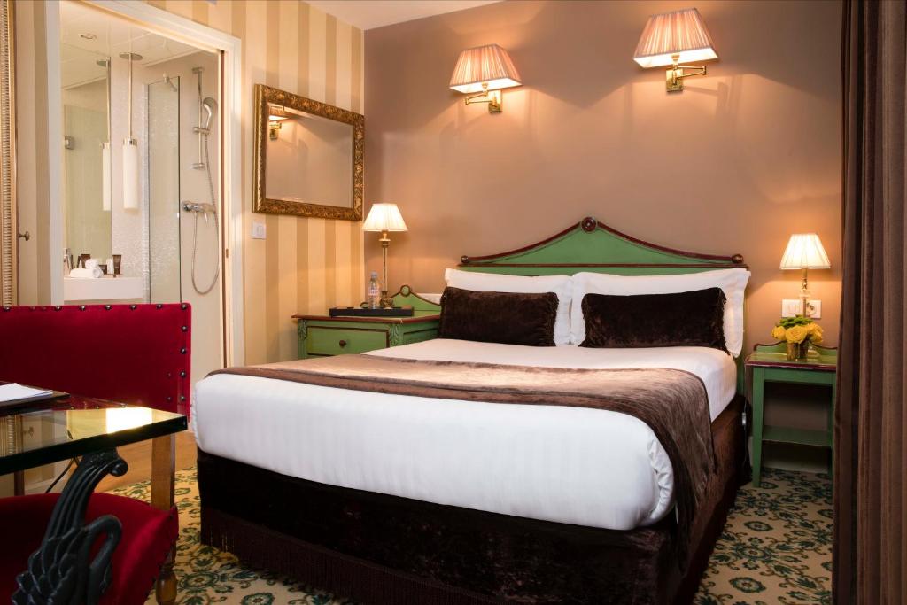 巴黎双大陆酒店的配有一张大床和镜子的酒店客房