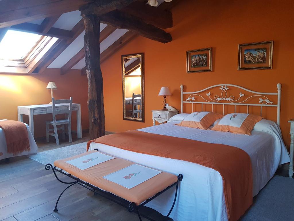 埃斯卡兰特埃斯卡兰特河旅馆的一间卧室配有一张带橙色墙壁的大床