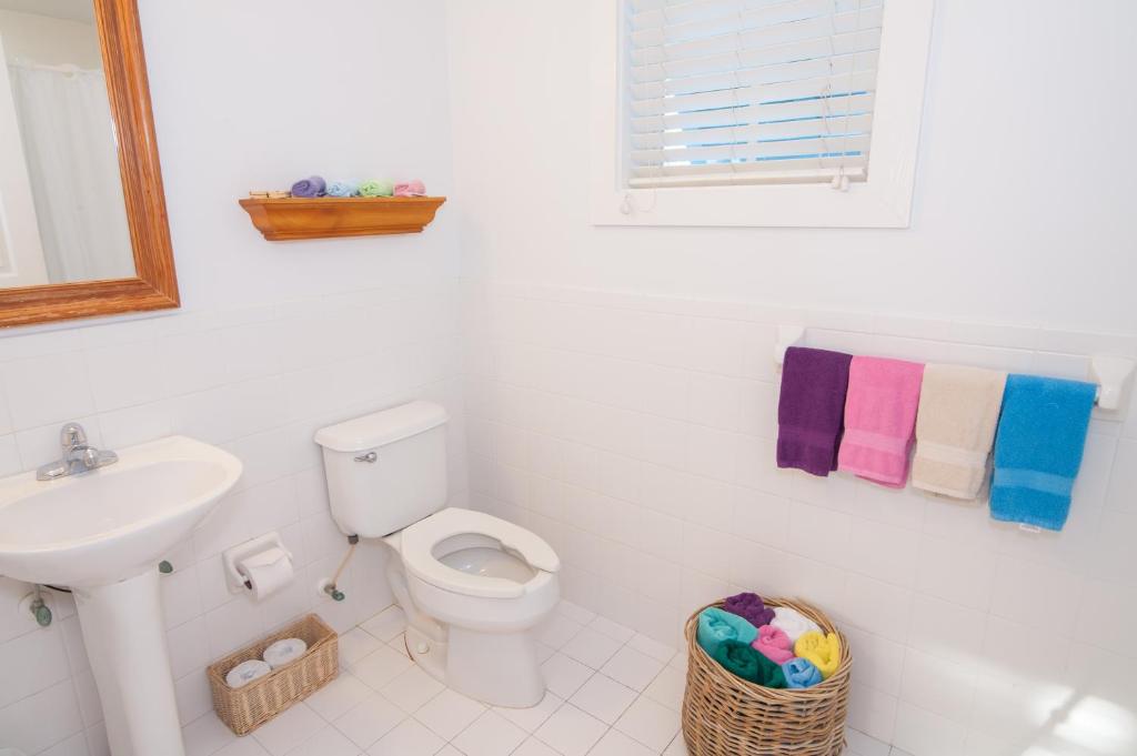 基韦斯特325号宾馆的白色的浴室设有卫生间和水槽。