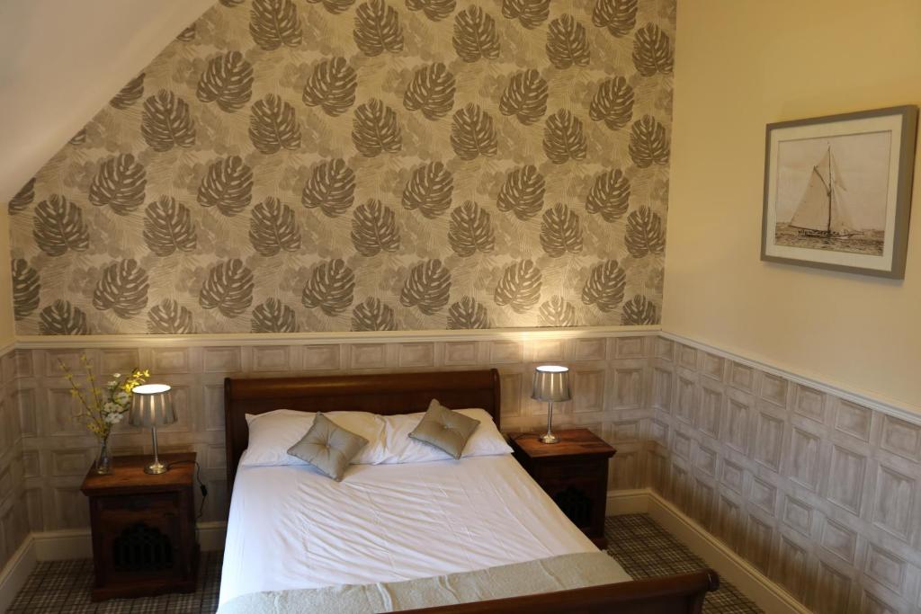 巴罗弗内斯Victoria House的一间卧室配有一张带2个床头柜和2盏灯的床。