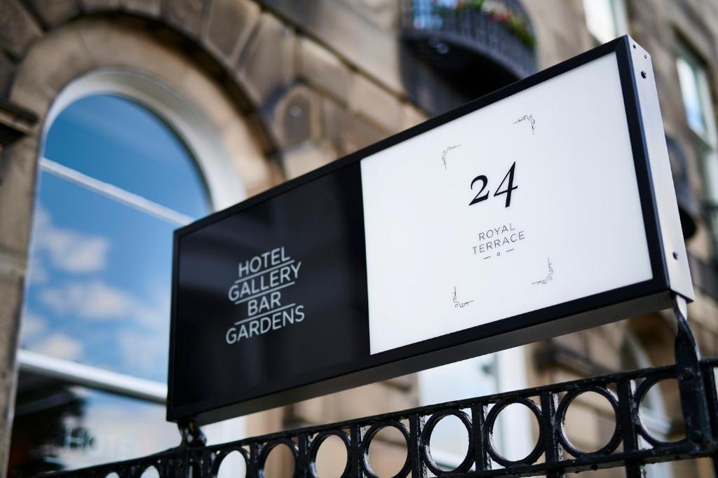 爱丁堡24号皇家露台酒店的尚未读到厨房吧台的标志