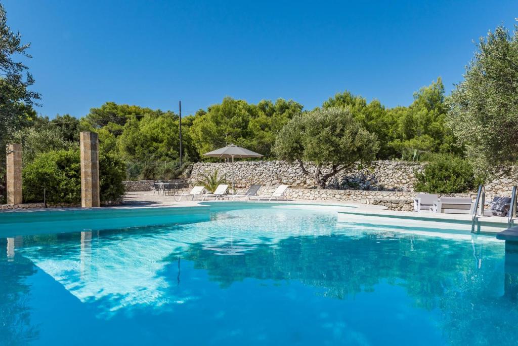 莱乌卡Adriatic Villa的蓝色海水大型游泳池