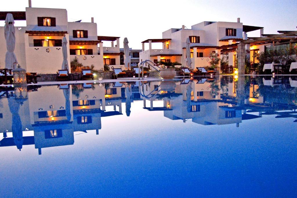 斯基罗斯岛维纳海滩公寓式酒店的房屋前的游泳池景色