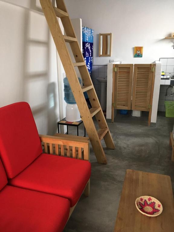 科潘玛雅遗址Studio 22的客厅配有红色的沙发和桌子