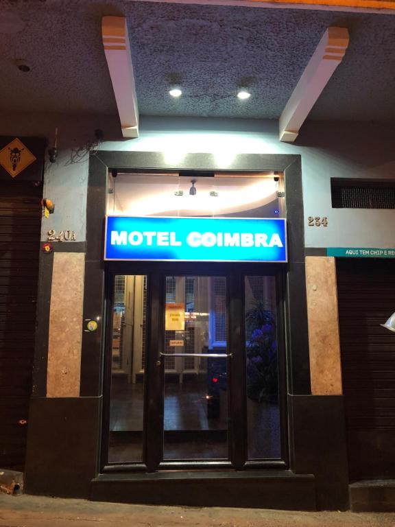 贝洛奥里藏特Motel Coimbra (Adults only)的上面有标志的酒店入口
