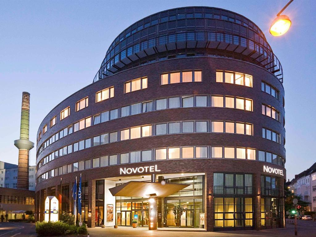 汉诺威汉诺威诺富特酒店的前面有诺迪斯标志的圆形建筑