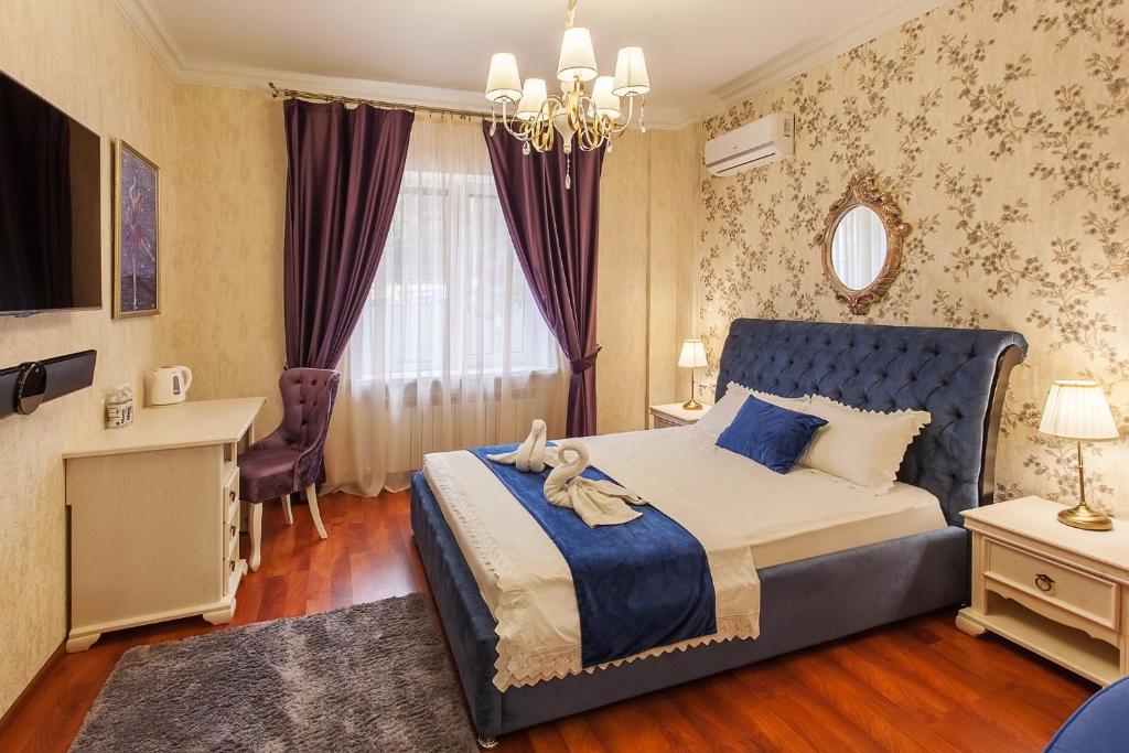 派蒂哥斯卡Deja Vu Apart-Hotel的一间卧室配有一张床、一张书桌和一个窗户。
