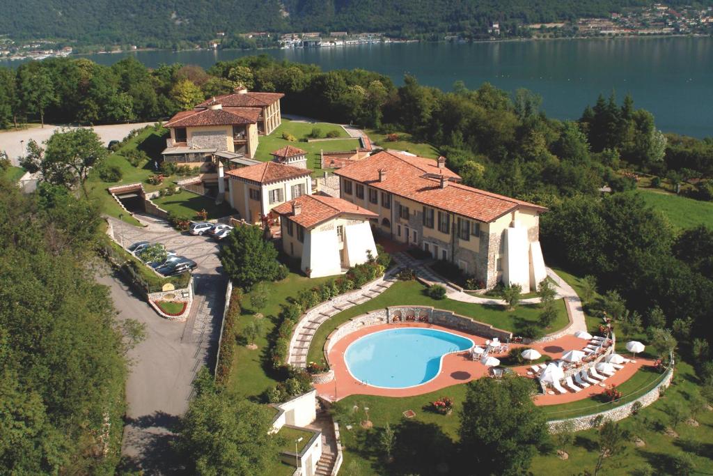 伊塞奥黎莱斯米拉贝拉伊塞奥罗曼蒂克酒店的享有带游泳池的房屋的空中景致