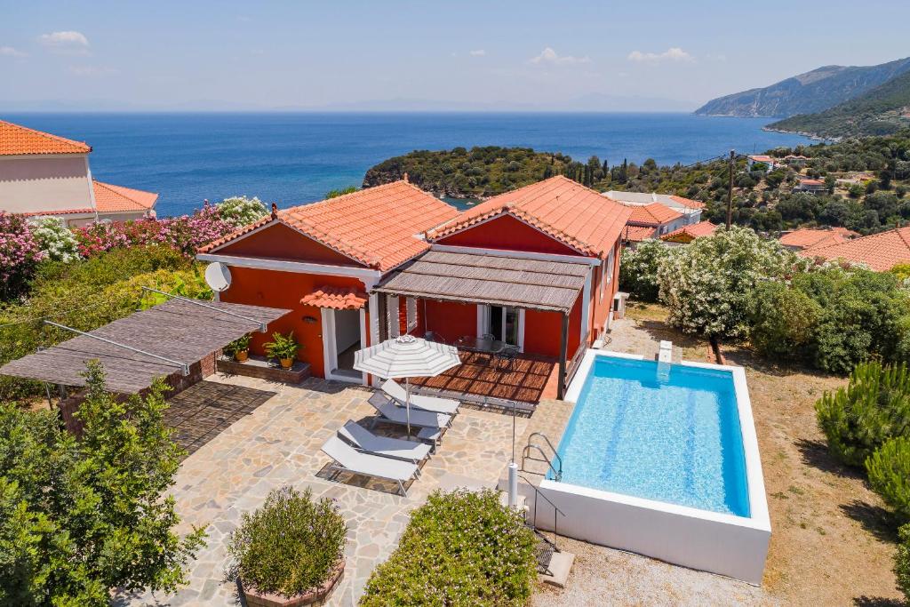 Agía Paraskeví莫扎奇斯别墅的享有带游泳池的房屋的空中景致