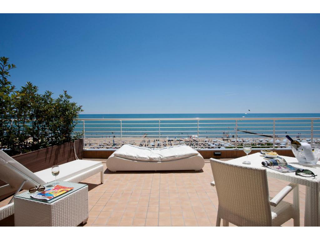 利多迪耶索罗奥罗拉酒店的享有海滩和海洋景致的天井。