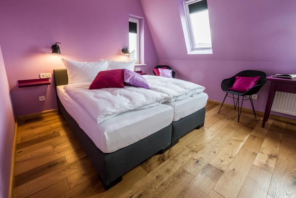奥尔登堡Villa Stern的一间卧室设有一张紫色墙壁的大床