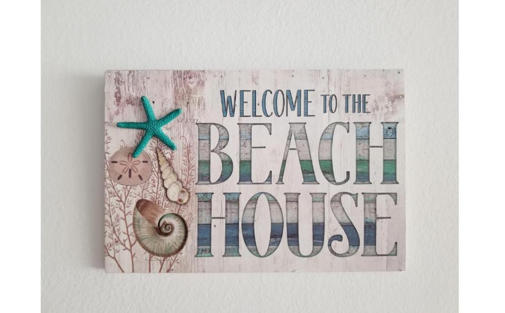里奥格兰德Beautiful Villa at The Rio Mar Beach Resort的一本书,上面有标志,上面写着欢迎来到海滨别墅的书