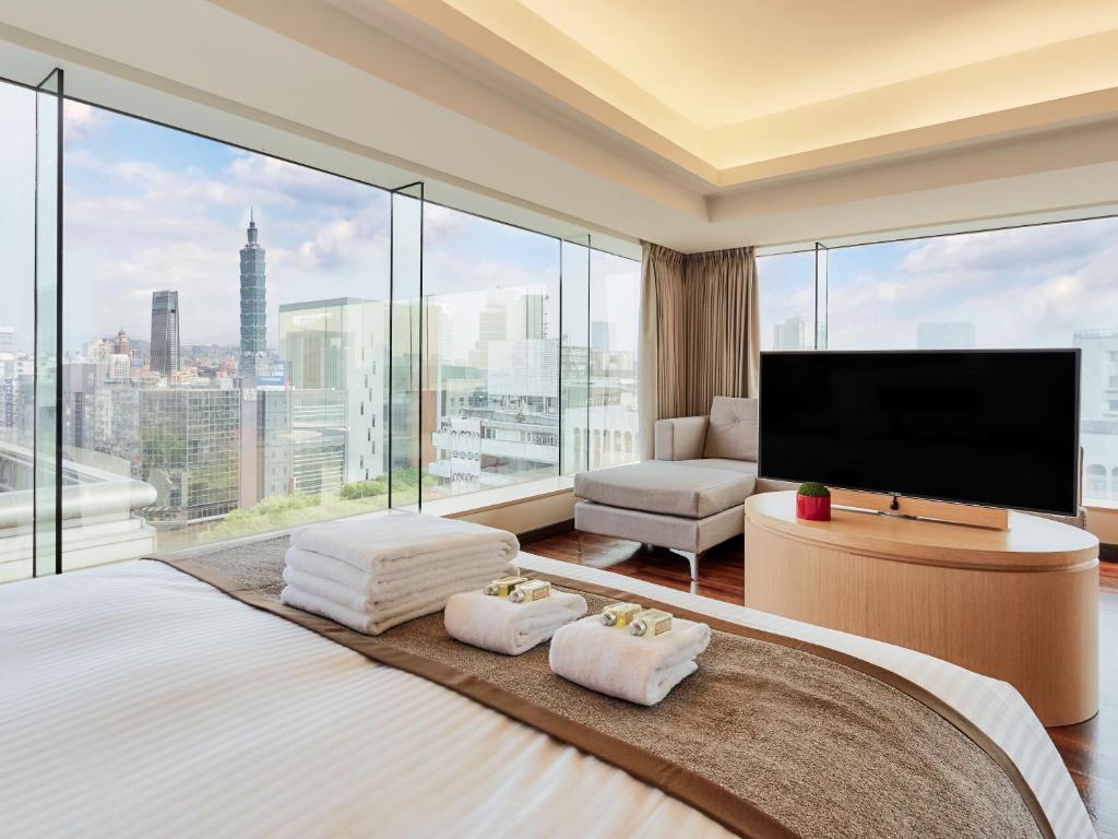 台北怡品商旅的一间卧室设有一张大床和大窗户
