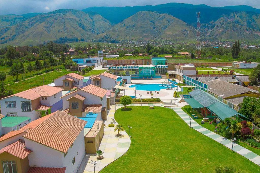 科恰班巴雷吉纳会议中心度假酒店的享有带游泳池和山脉的度假村的空中景致