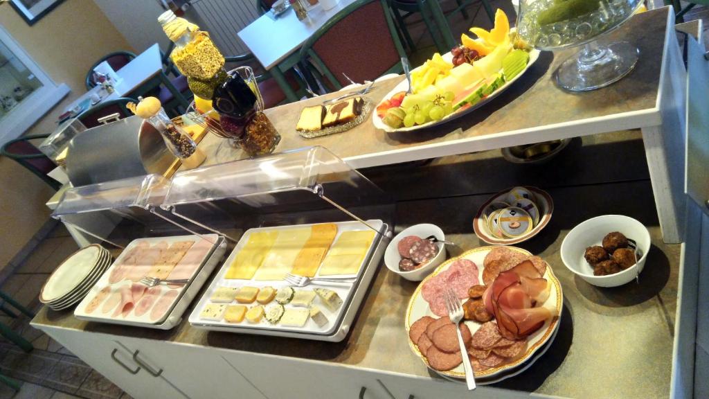 巴德斯特本Haus am Kurpark Hotel Garni的自助餐,在柜台上提供多种不同类型的食物