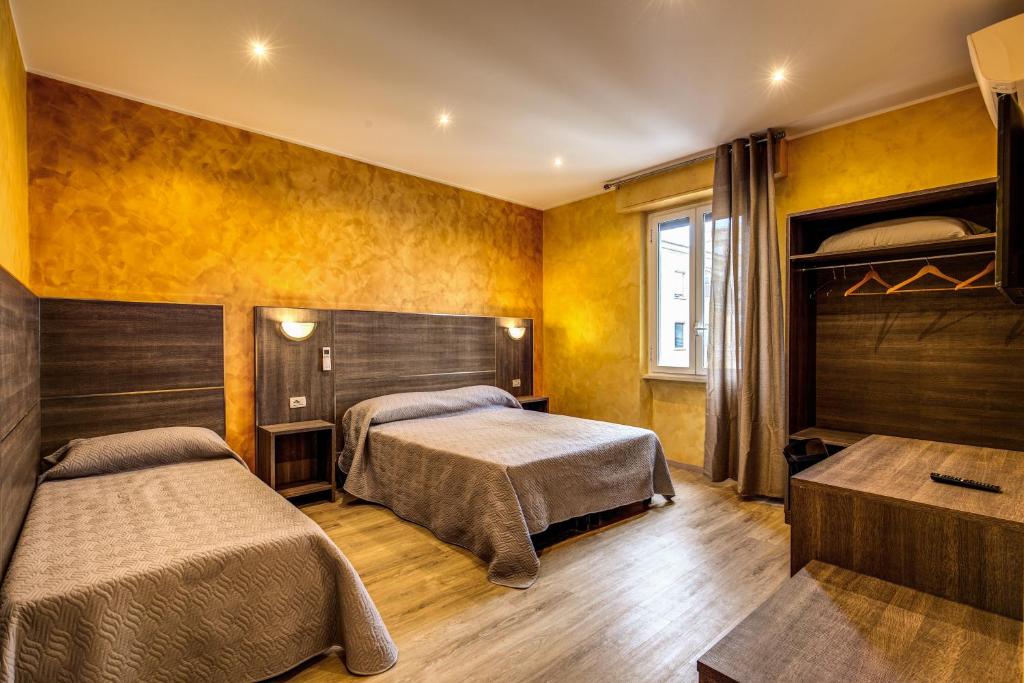 罗马奥斯玛尔酒店的黄色墙壁客房的两张床