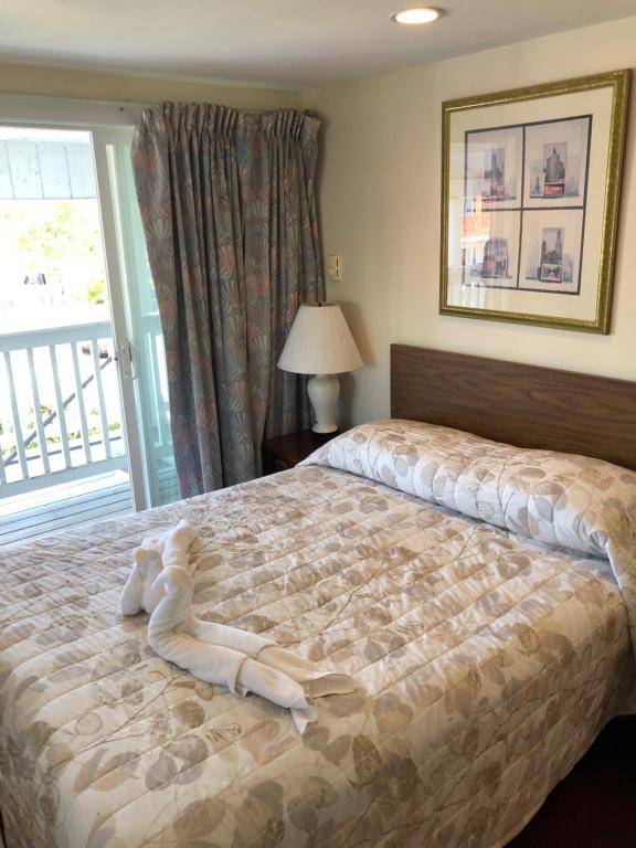 旧奥查德比奇Alouette Beach Resort Economy Rooms的卧室里设有一张床,上面有一只动物