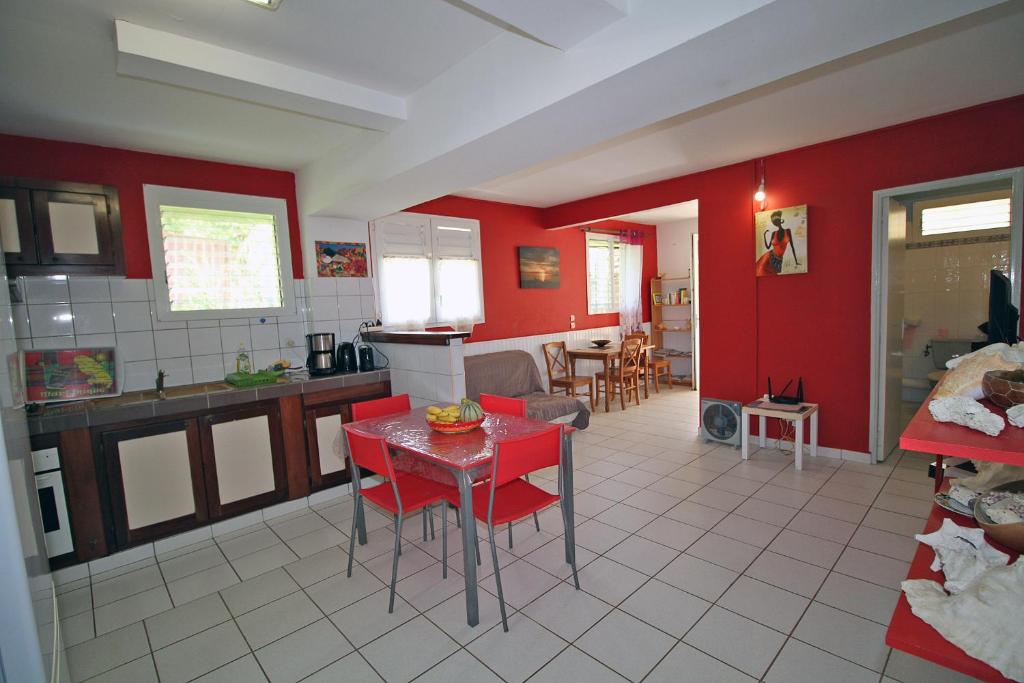 圣安娜CHEZ JOJO的一间厨房,里面设有红色的墙壁和一张桌子